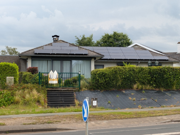 🏡 À LOUER – Magnifique bungalow avec beaux volumes, garage, jardin et panneaux photovoltaïques