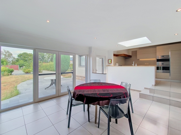 🏡 À LOUER – Magnifique bungalow avec beaux volumes, garage, jardin et panneaux photovoltaïques