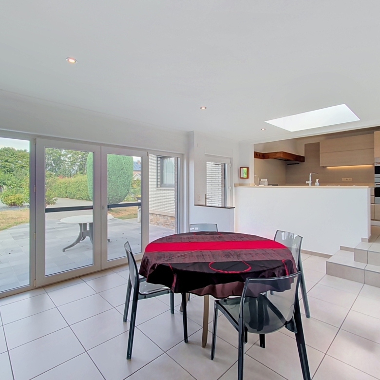 🏡 À LOUER – Magnifique bungalow avec beaux volumes, garage, jardin et panneaux photovoltaïques