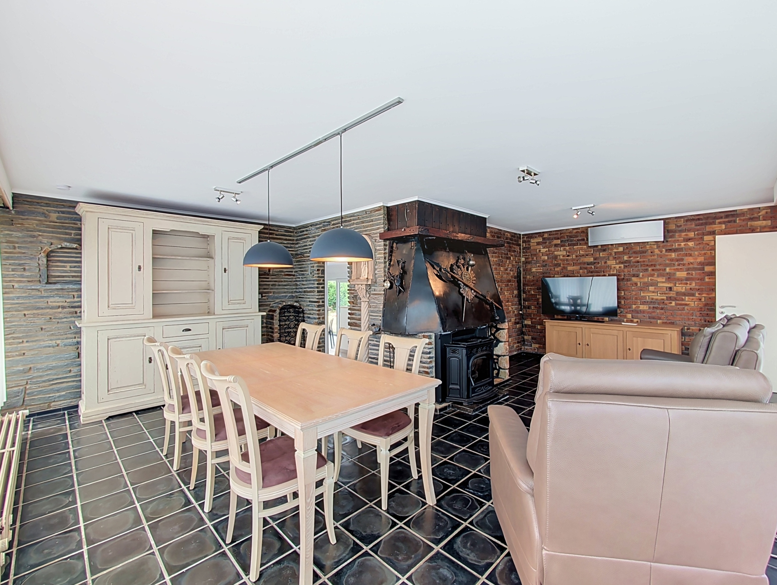 🏡 À LOUER – Magnifique bungalow avec beaux volumes, garage, jardin et panneaux photovoltaïques