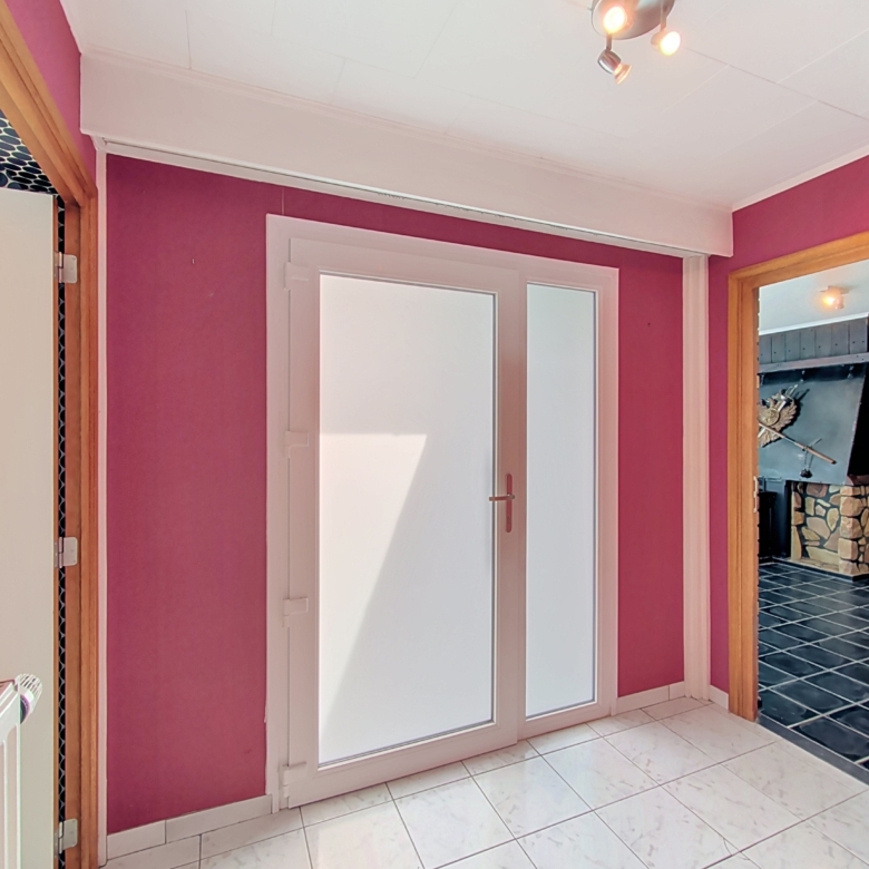 🏡 À LOUER – Magnifique bungalow avec beaux volumes, garage, jardin et panneaux photovoltaïques