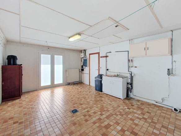 🏡 À LOUER – Magnifique bungalow avec beaux volumes, garage, jardin et panneaux photovoltaïques