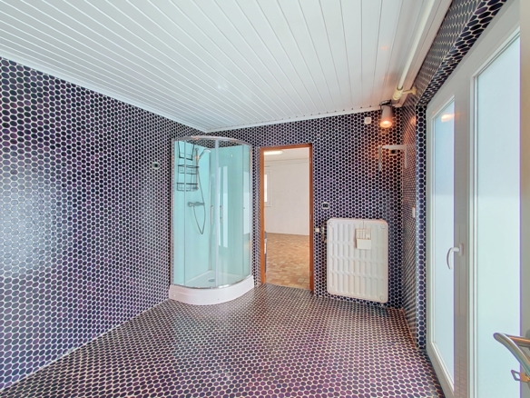 🏡 À LOUER – Magnifique bungalow avec beaux volumes, garage, jardin et panneaux photovoltaïques