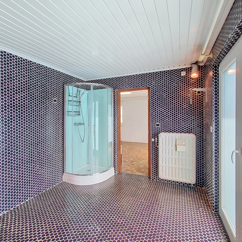 🏡 À LOUER – Magnifique bungalow avec beaux volumes, garage, jardin et panneaux photovoltaïques