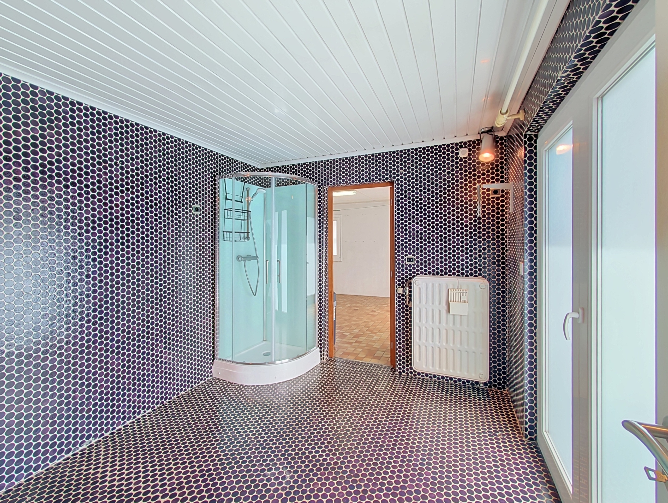 🏡 À LOUER – Magnifique bungalow avec beaux volumes, garage, jardin et panneaux photovoltaïques