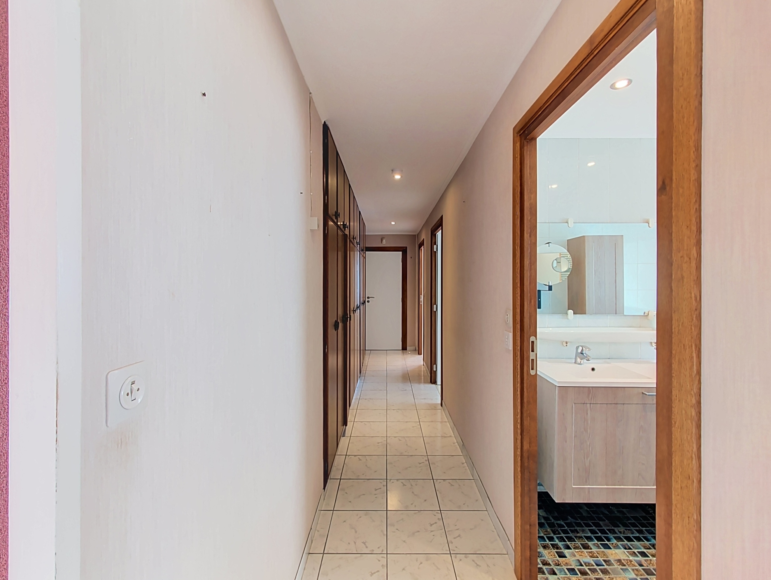 🏡 À LOUER – Magnifique bungalow avec beaux volumes, garage, jardin et panneaux photovoltaïques