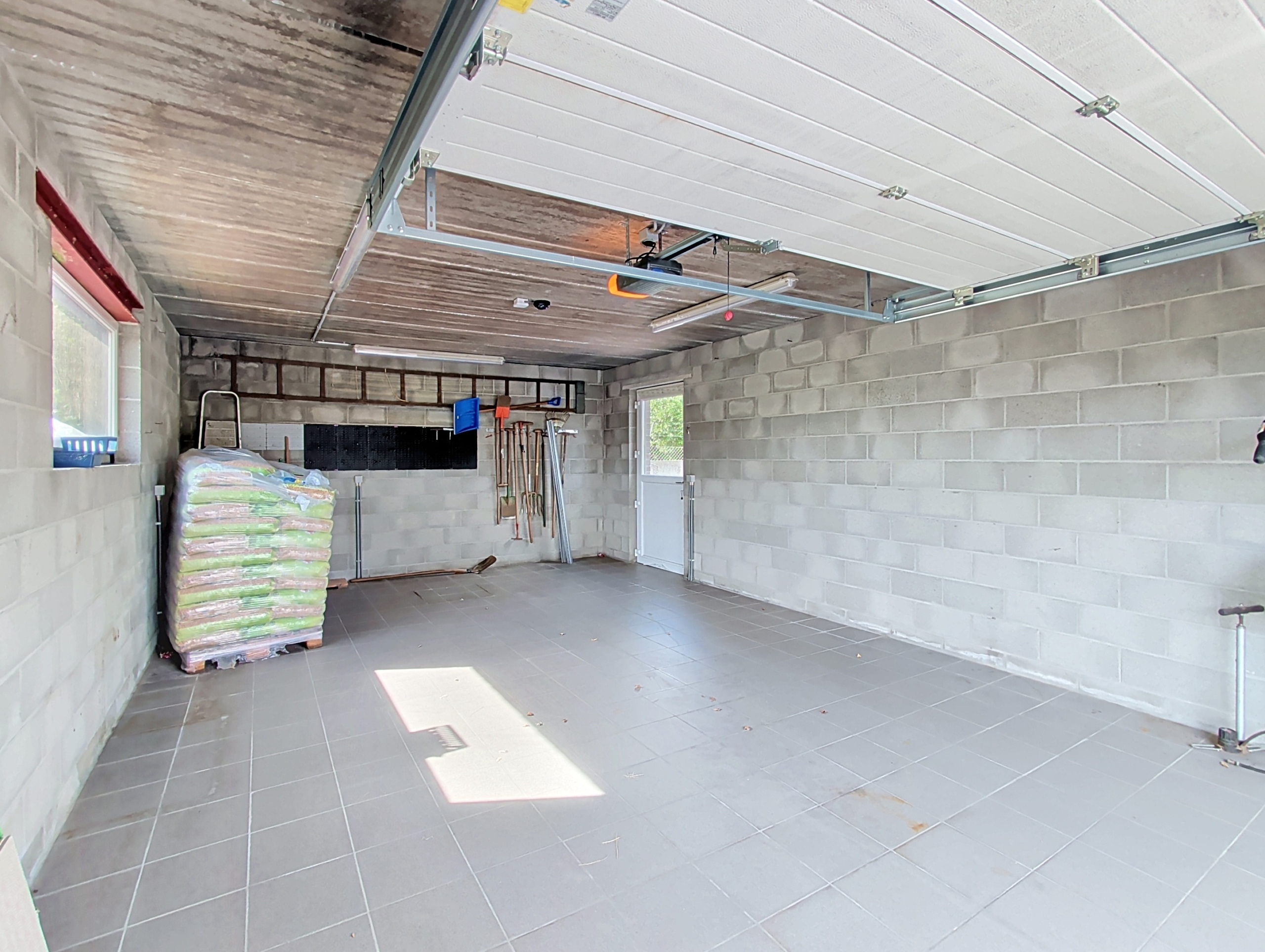 🏡 À LOUER – Magnifique bungalow avec beaux volumes, garage, jardin et panneaux photovoltaïques
