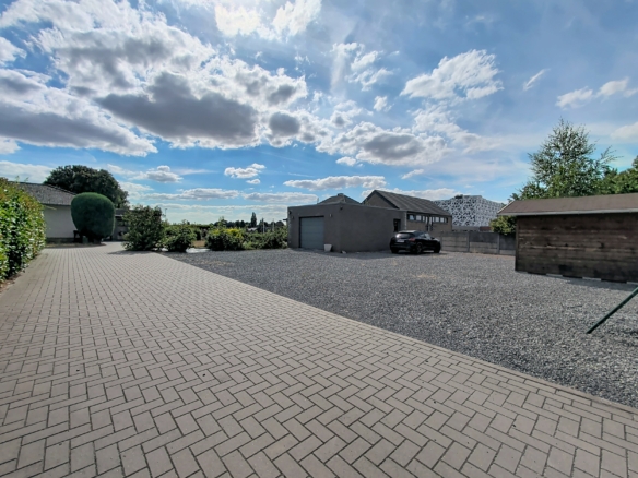🏡 À LOUER – Magnifique bungalow avec beaux volumes, garage, jardin et panneaux photovoltaïques