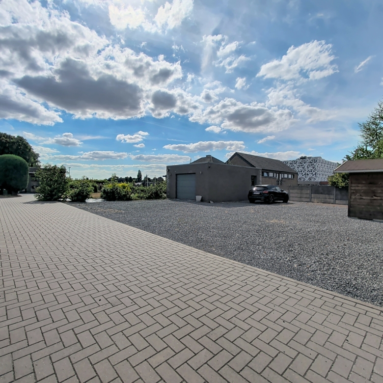 🏡 À LOUER – Magnifique bungalow avec beaux volumes, garage, jardin et panneaux photovoltaïques