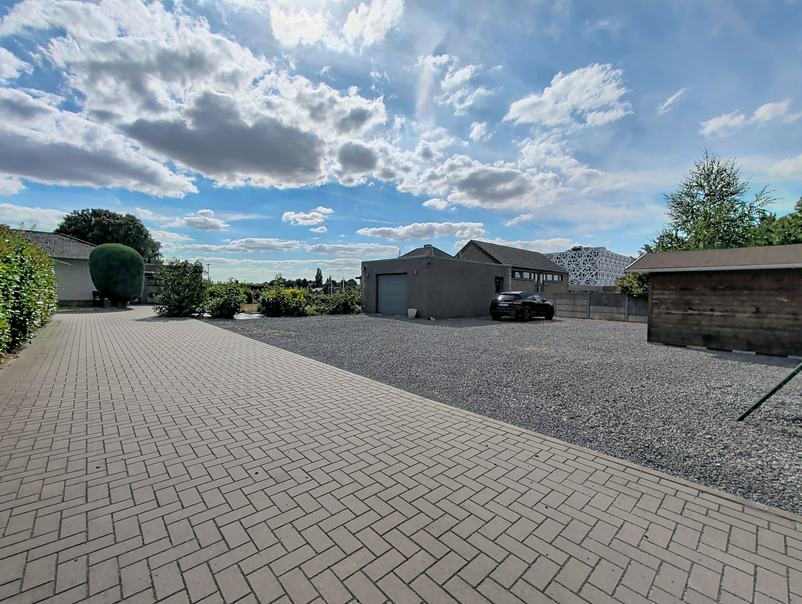 🏡 À LOUER – Magnifique bungalow avec beaux volumes, garage, jardin et panneaux photovoltaïques