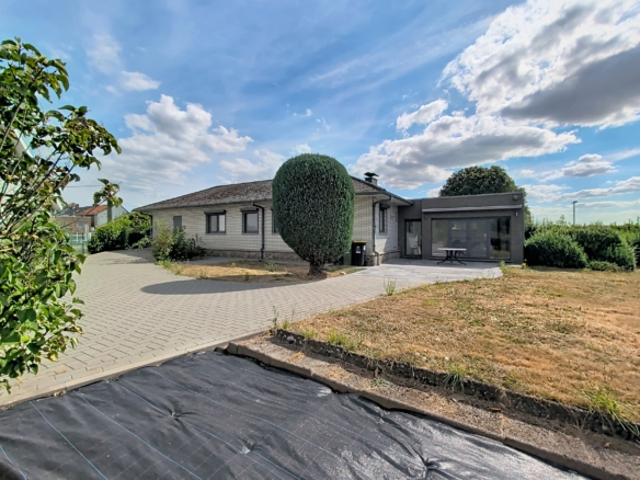 🏡 À LOUER – Magnifique bungalow avec beaux volumes, garage, jardin et panneaux photovoltaïques