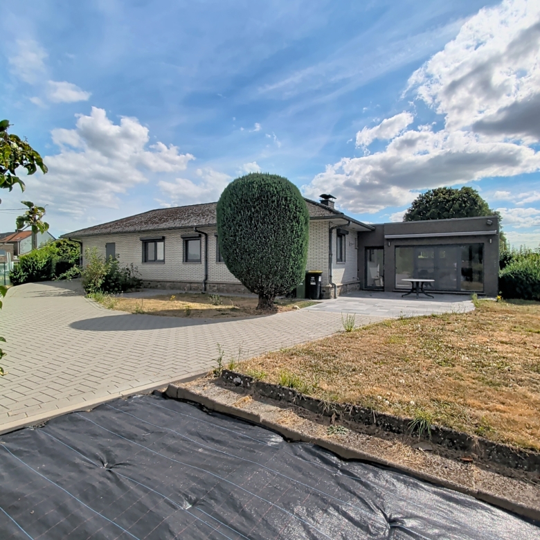 🏡 À LOUER – Magnifique bungalow avec beaux volumes, garage, jardin et panneaux photovoltaïques