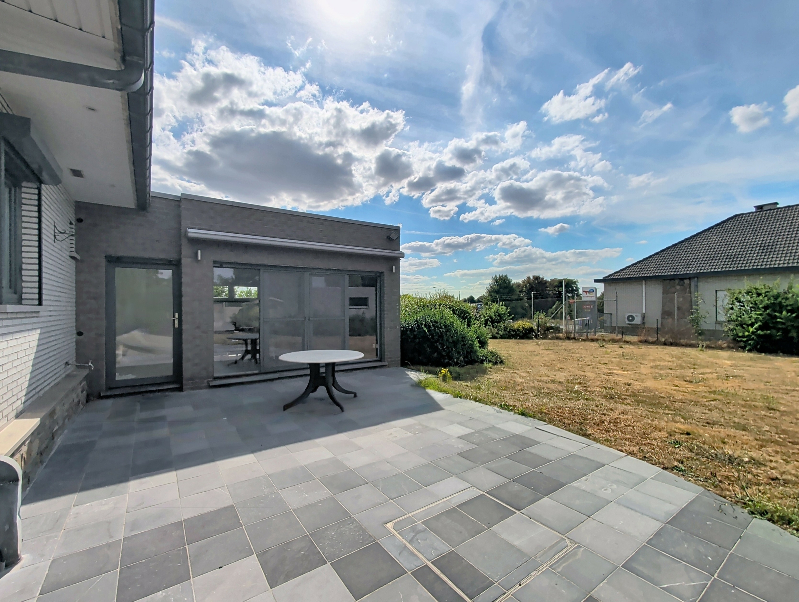 🏡 À LOUER – Magnifique bungalow avec beaux volumes, garage, jardin et panneaux photovoltaïques