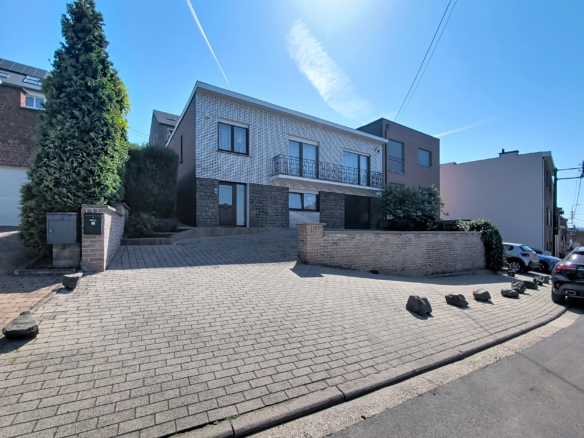 🏡 Maison 3 façades aux multiples possibilités à Ans