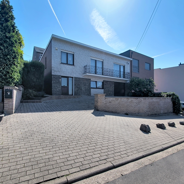 🏡 Maison 3 façades aux multiples possibilités à Ans