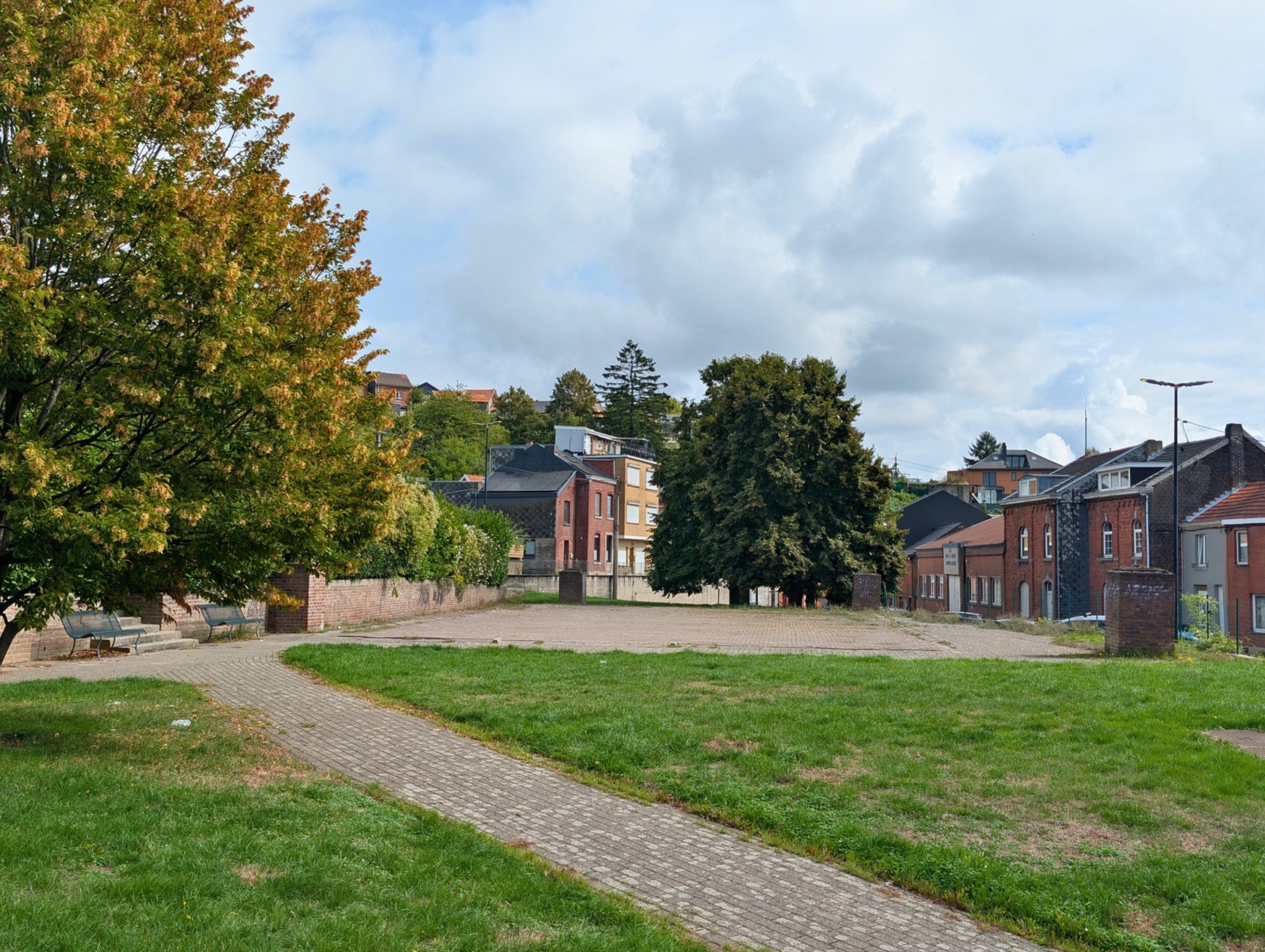 MAISON SPACIEUSE À RÉNOVER AVEC 4 GARAGES ET REVENUS LOCATIFS – FORT POTENTIEL À ANS
