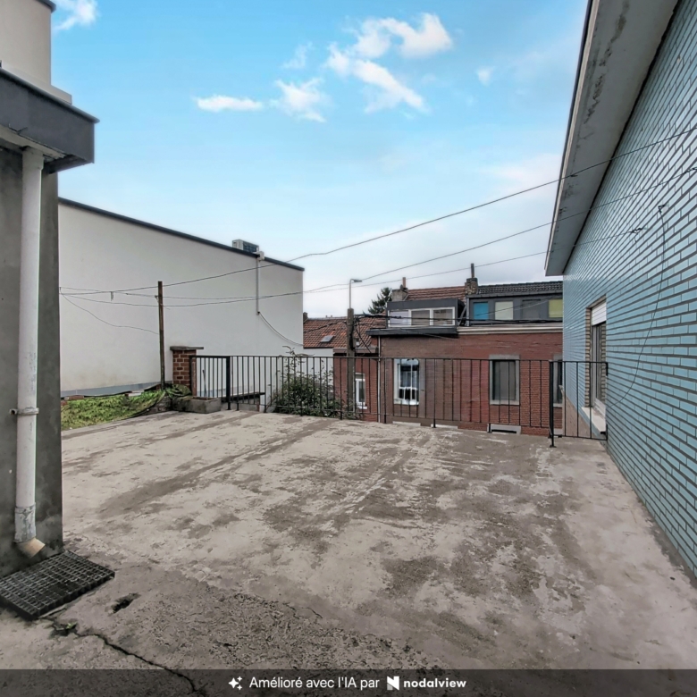 MAISON SPACIEUSE À RÉNOVER AVEC 4 GARAGES ET REVENUS LOCATIFS – FORT POTENTIEL À ANS