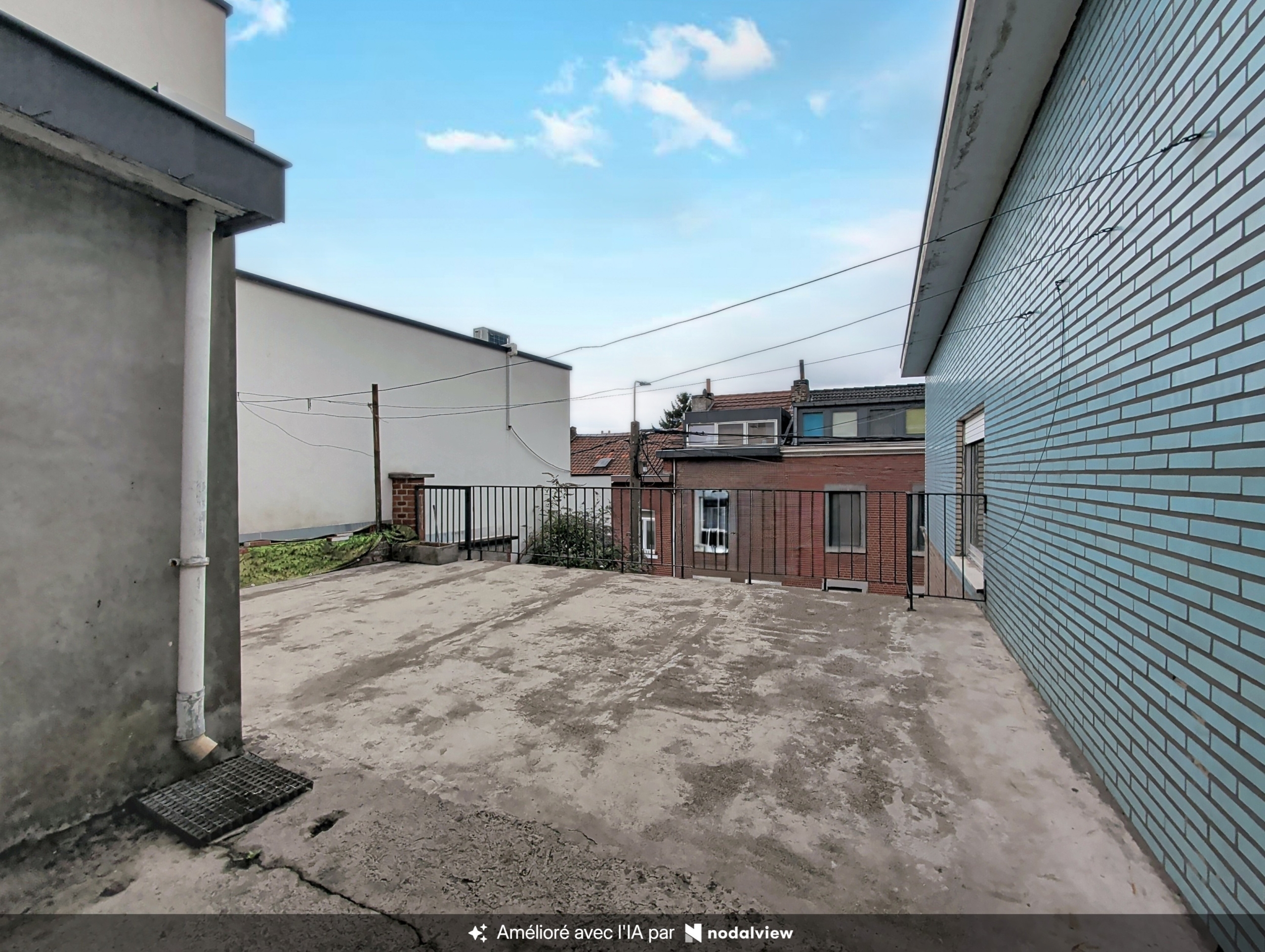 MAISON SPACIEUSE À RÉNOVER AVEC 4 GARAGES ET REVENUS LOCATIFS – FORT POTENTIEL À ANS