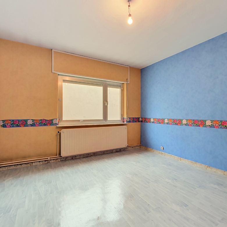MAISON SPACIEUSE À RÉNOVER AVEC 4 GARAGES ET REVENUS LOCATIFS – FORT POTENTIEL À ANS