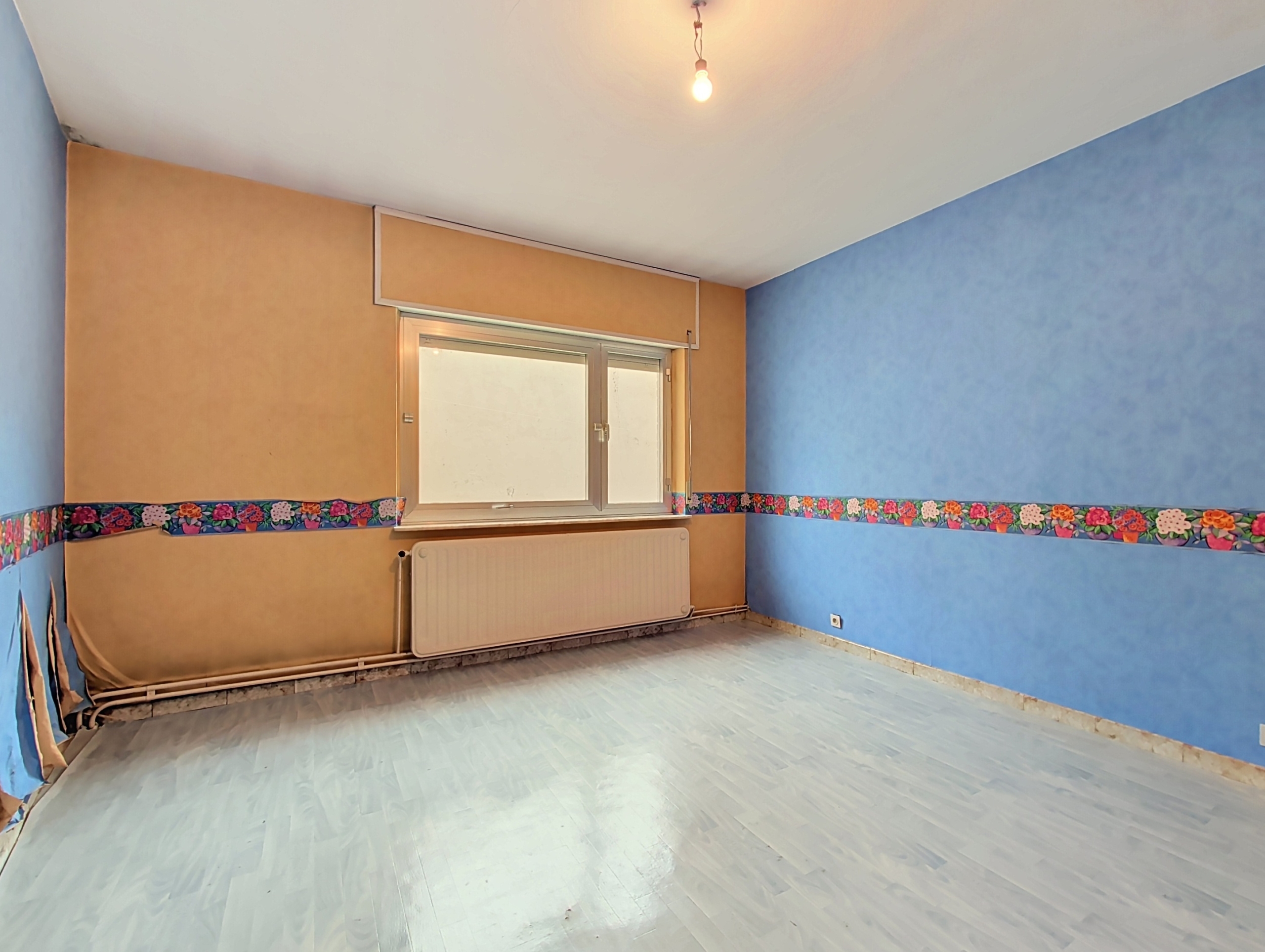 MAISON SPACIEUSE À RÉNOVER AVEC 4 GARAGES ET REVENUS LOCATIFS – FORT POTENTIEL À ANS
