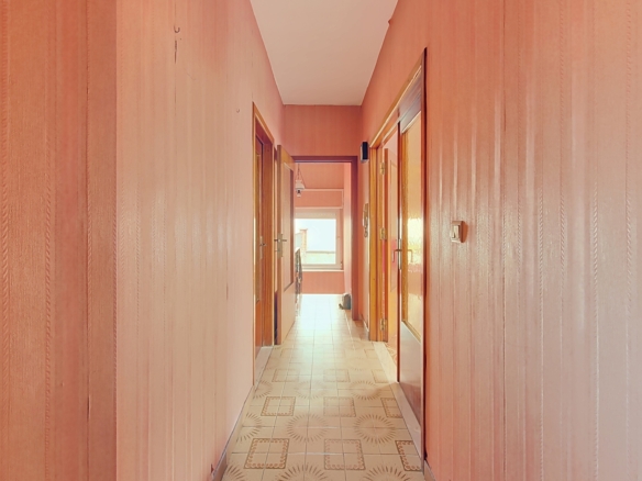 MAISON SPACIEUSE À RÉNOVER AVEC 4 GARAGES ET REVENUS LOCATIFS – FORT POTENTIEL À ANS
