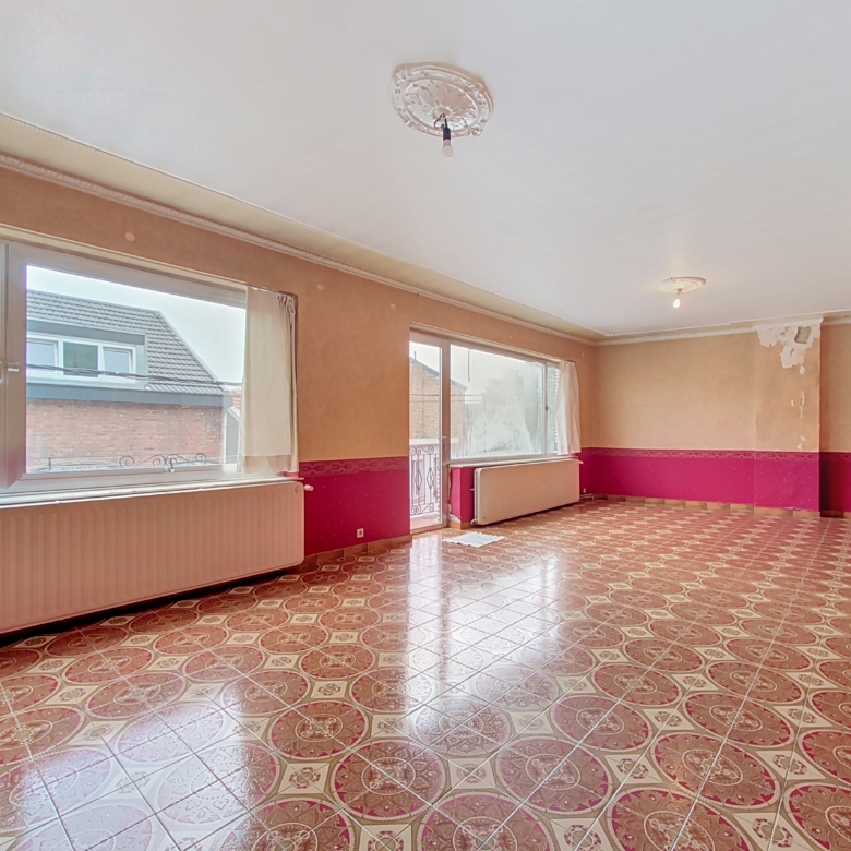 MAISON SPACIEUSE À RÉNOVER AVEC 4 GARAGES ET REVENUS LOCATIFS – FORT POTENTIEL À ANS