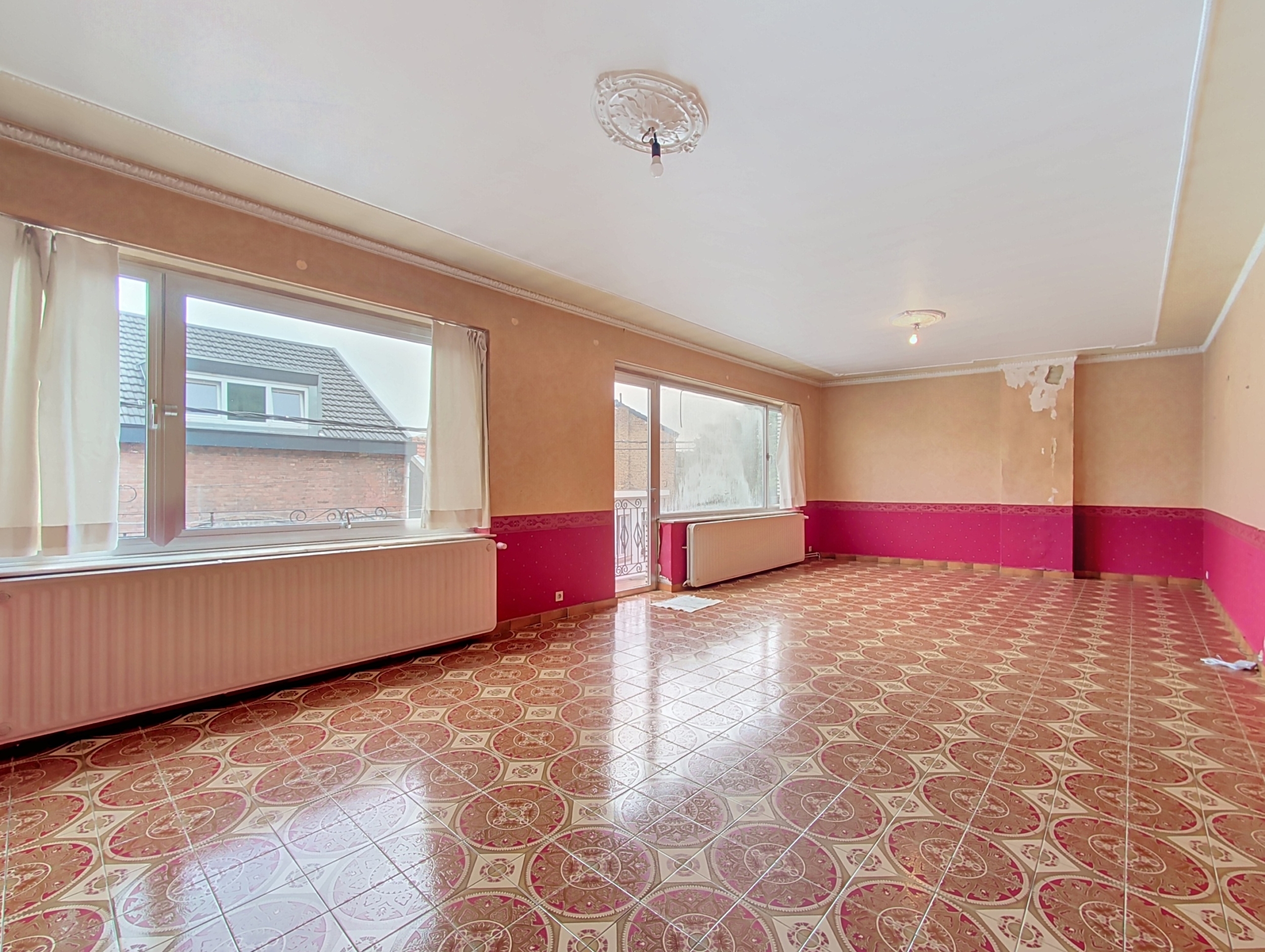 MAISON SPACIEUSE À RÉNOVER AVEC 4 GARAGES ET REVENUS LOCATIFS – FORT POTENTIEL À ANS