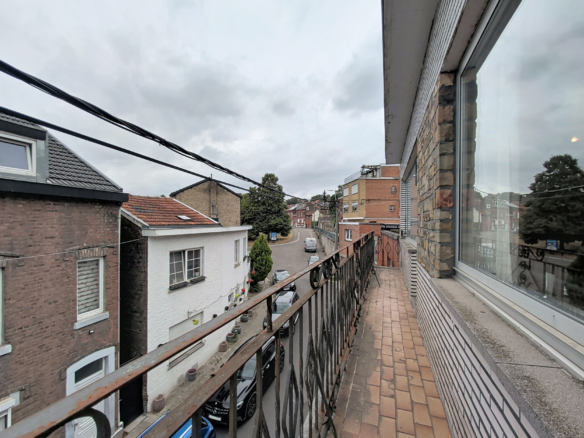 MAISON SPACIEUSE À RÉNOVER AVEC 4 GARAGES ET REVENUS LOCATIFS – FORT POTENTIEL À ANS