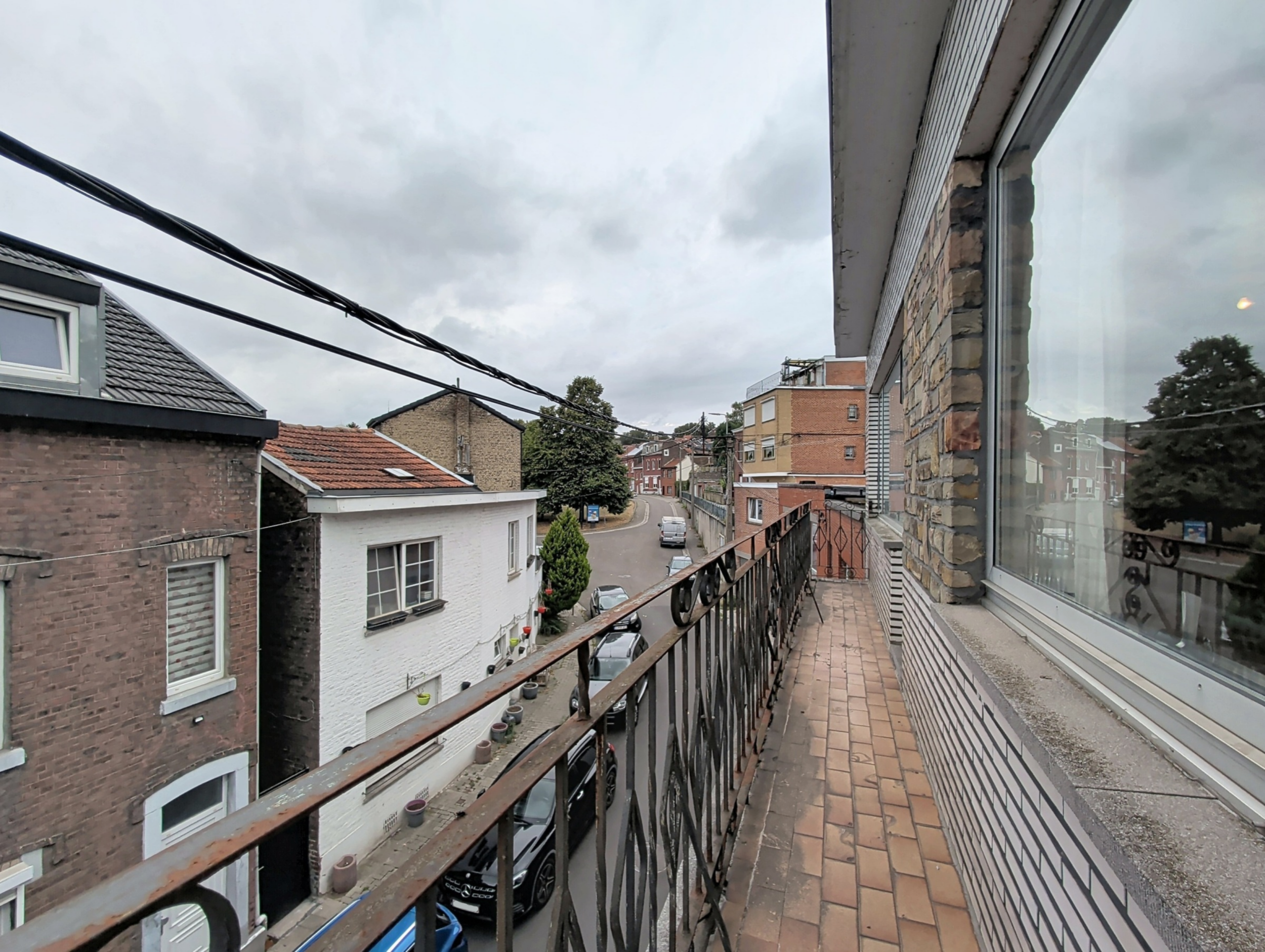 MAISON SPACIEUSE À RÉNOVER AVEC 4 GARAGES ET REVENUS LOCATIFS – FORT POTENTIEL À ANS