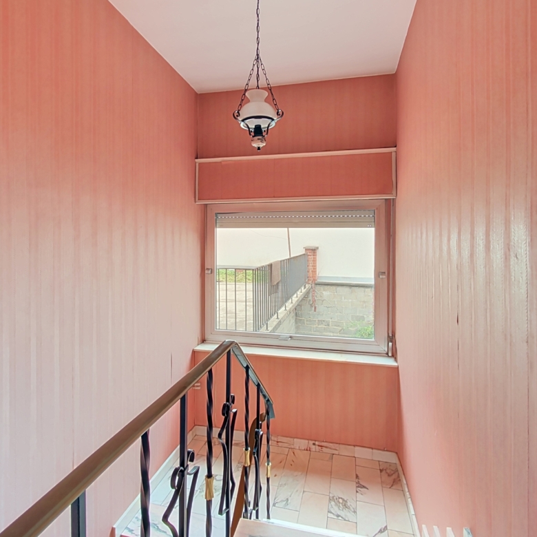 MAISON SPACIEUSE À RÉNOVER AVEC 4 GARAGES ET REVENUS LOCATIFS – FORT POTENTIEL À ANS