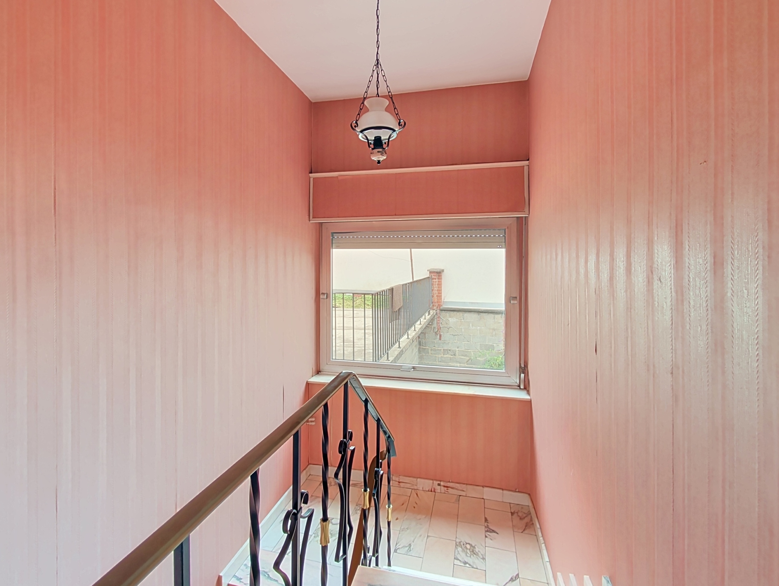 MAISON SPACIEUSE À RÉNOVER AVEC 4 GARAGES ET REVENUS LOCATIFS – FORT POTENTIEL À ANS