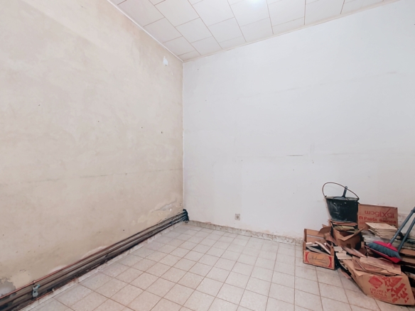 MAISON SPACIEUSE À RÉNOVER AVEC 4 GARAGES ET REVENUS LOCATIFS – FORT POTENTIEL À ANS