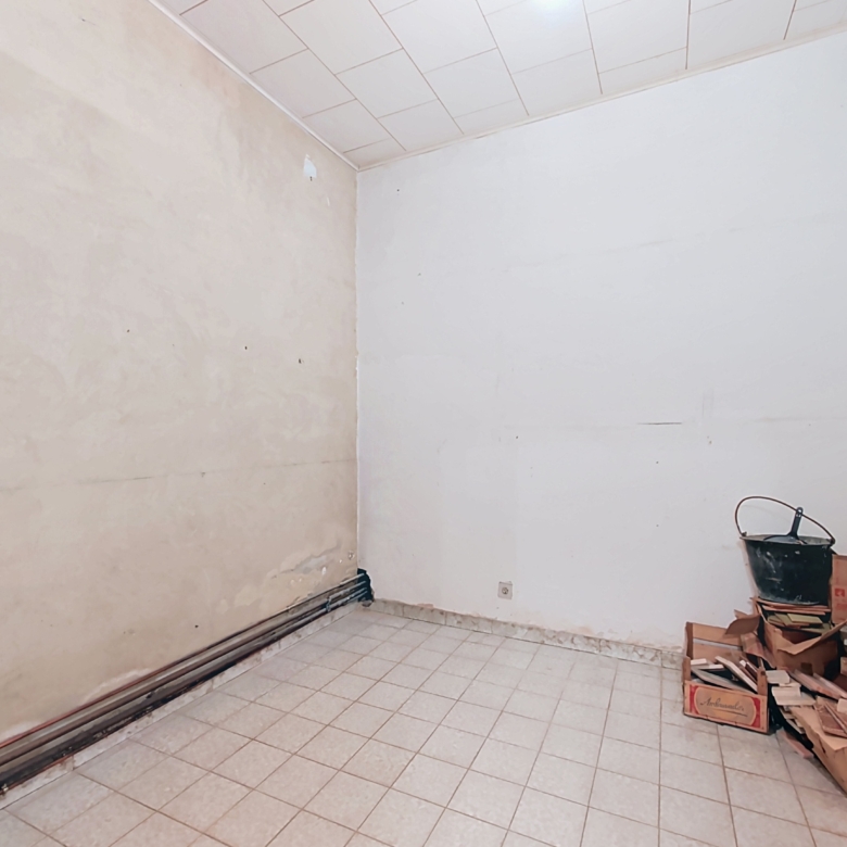 MAISON SPACIEUSE À RÉNOVER AVEC 4 GARAGES ET REVENUS LOCATIFS – FORT POTENTIEL À ANS