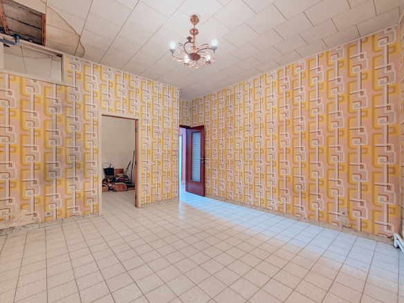 MAISON SPACIEUSE À RÉNOVER AVEC 4 GARAGES ET REVENUS LOCATIFS – FORT POTENTIEL À ANS