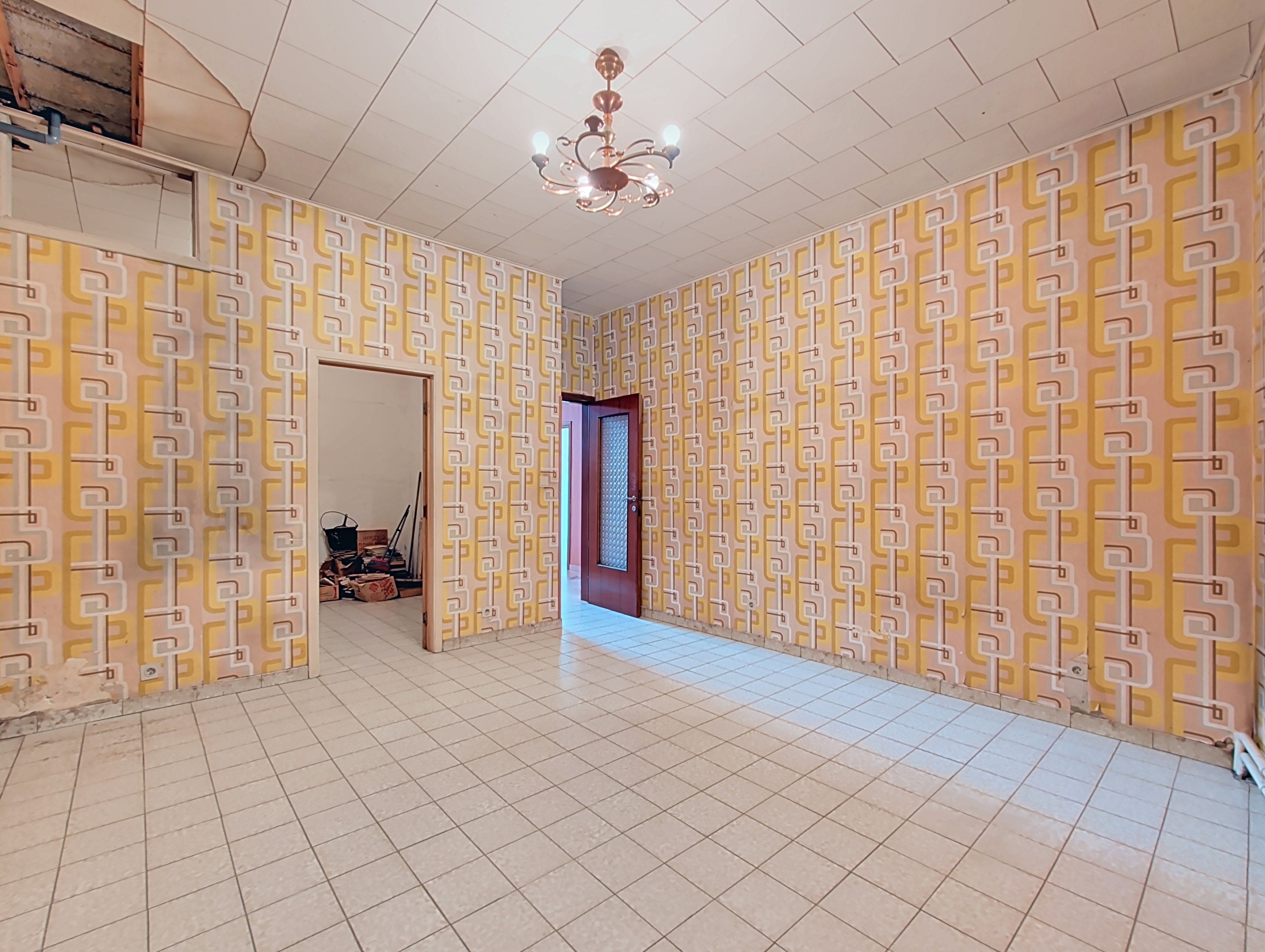 MAISON SPACIEUSE À RÉNOVER AVEC 4 GARAGES ET REVENUS LOCATIFS – FORT POTENTIEL À ANS