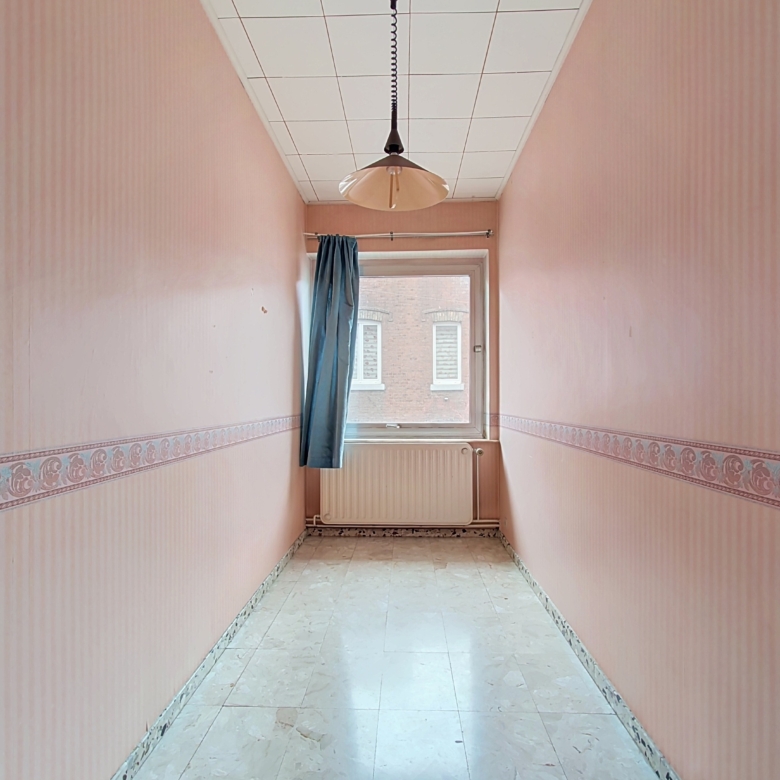MAISON SPACIEUSE À RÉNOVER AVEC 4 GARAGES ET REVENUS LOCATIFS – FORT POTENTIEL À ANS