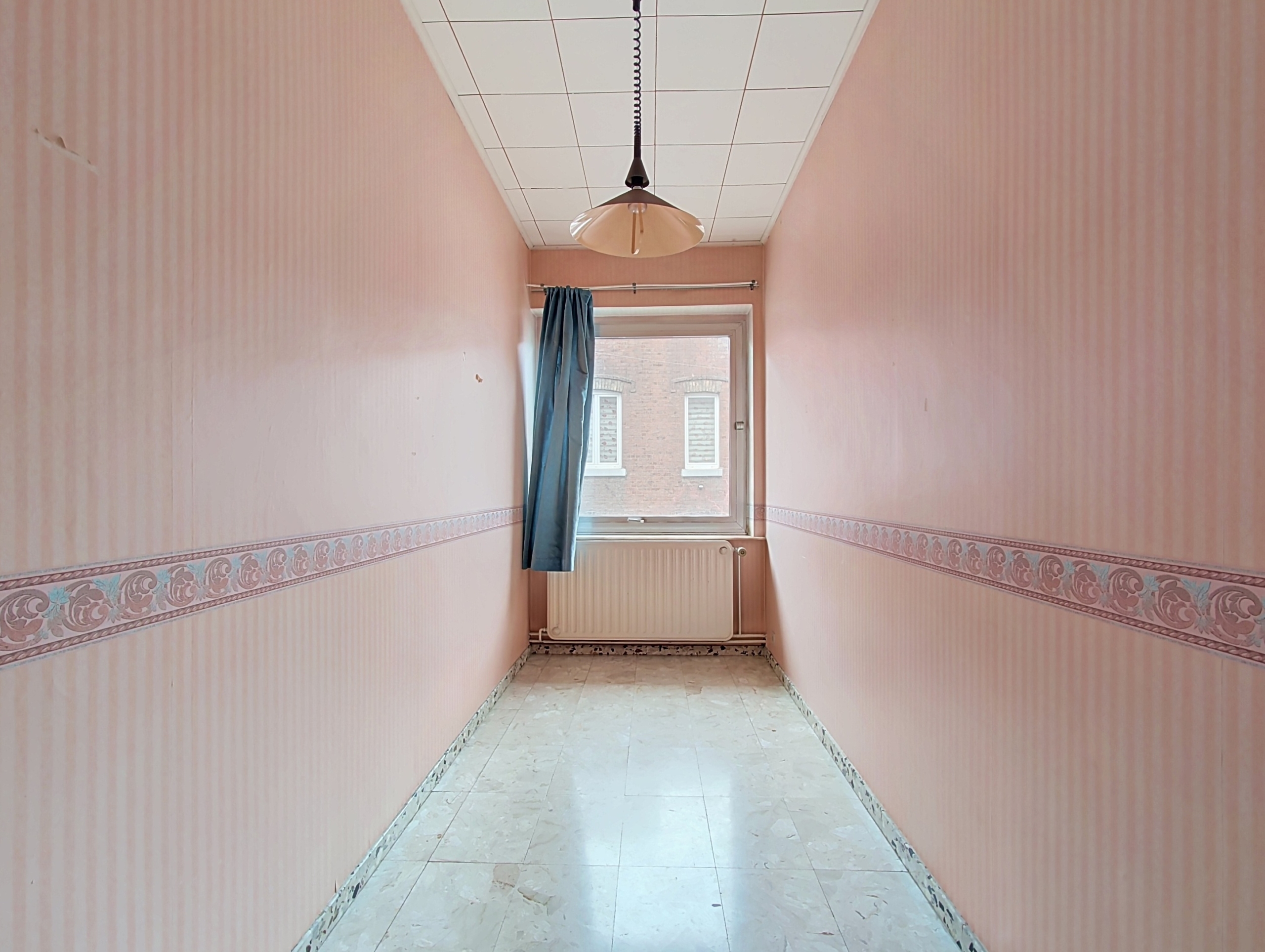 MAISON SPACIEUSE À RÉNOVER AVEC 4 GARAGES ET REVENUS LOCATIFS – FORT POTENTIEL À ANS