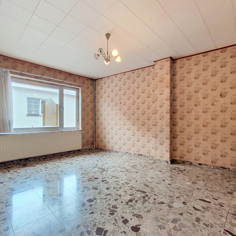 MAISON SPACIEUSE À RÉNOVER AVEC 4 GARAGES ET REVENUS LOCATIFS – FORT POTENTIEL À ANS