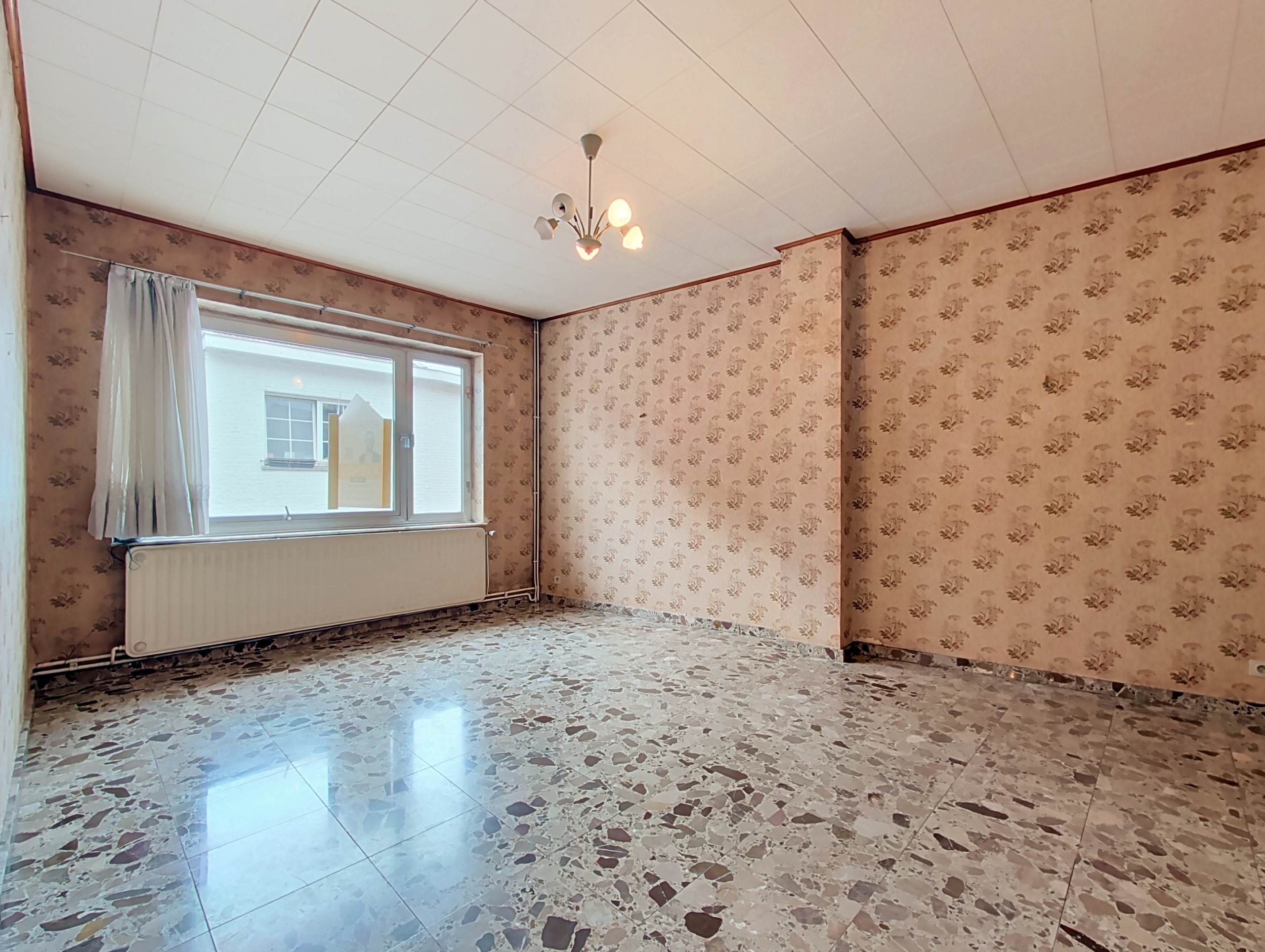 MAISON SPACIEUSE À RÉNOVER AVEC 4 GARAGES ET REVENUS LOCATIFS – FORT POTENTIEL À ANS