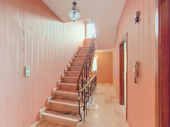 MAISON SPACIEUSE À RÉNOVER AVEC 4 GARAGES ET REVENUS LOCATIFS – FORT POTENTIEL À ANS