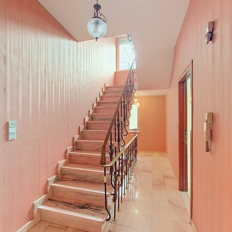 MAISON SPACIEUSE À RÉNOVER AVEC 4 GARAGES ET REVENUS LOCATIFS – FORT POTENTIEL À ANS