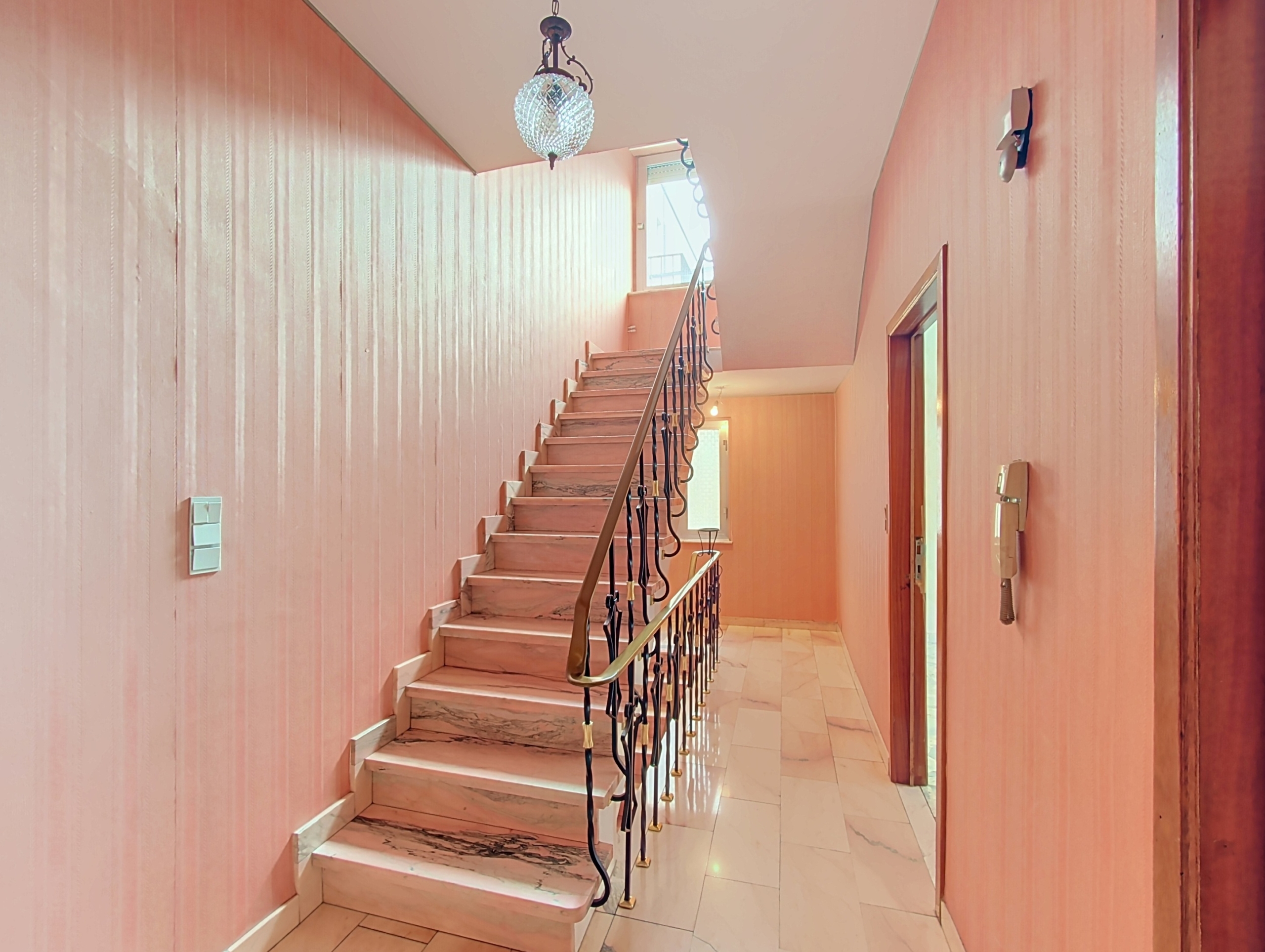 MAISON SPACIEUSE À RÉNOVER AVEC 4 GARAGES ET REVENUS LOCATIFS – FORT POTENTIEL À ANS