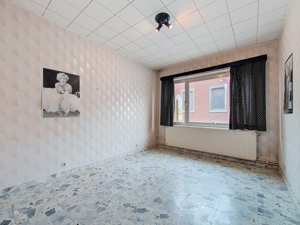 MAISON SPACIEUSE À RÉNOVER AVEC 4 GARAGES ET REVENUS LOCATIFS – FORT POTENTIEL À ANS