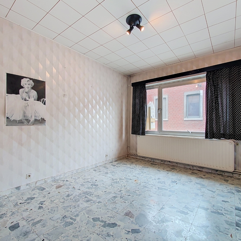 MAISON SPACIEUSE À RÉNOVER AVEC 4 GARAGES ET REVENUS LOCATIFS – FORT POTENTIEL À ANS
