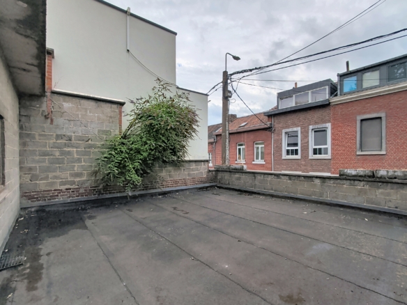 MAISON SPACIEUSE À RÉNOVER AVEC 4 GARAGES ET REVENUS LOCATIFS – FORT POTENTIEL À ANS