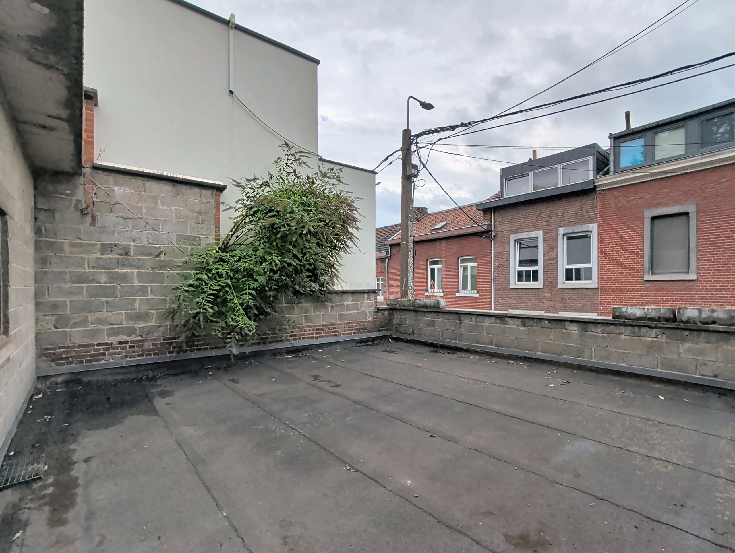 MAISON SPACIEUSE À RÉNOVER AVEC 4 GARAGES ET REVENUS LOCATIFS – FORT POTENTIEL À ANS