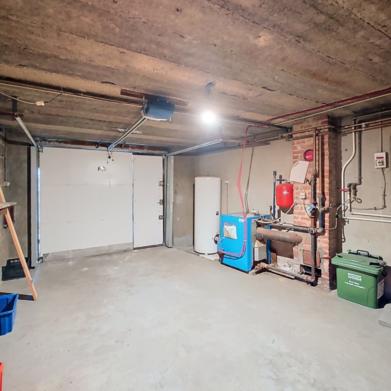 MAISON SPACIEUSE À RÉNOVER AVEC 4 GARAGES ET REVENUS LOCATIFS – FORT POTENTIEL À ANS
