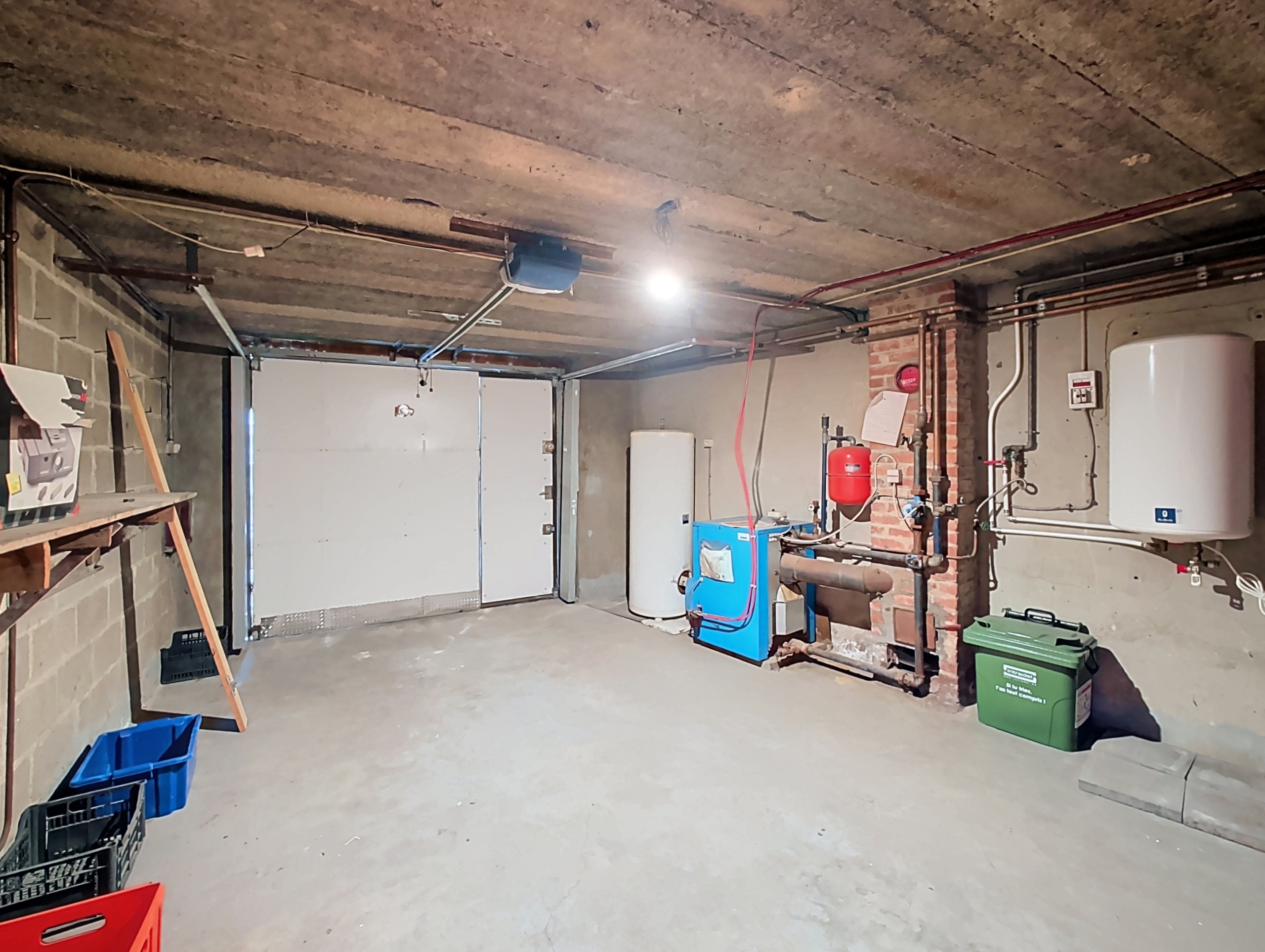 MAISON SPACIEUSE À RÉNOVER AVEC 4 GARAGES ET REVENUS LOCATIFS – FORT POTENTIEL À ANS
