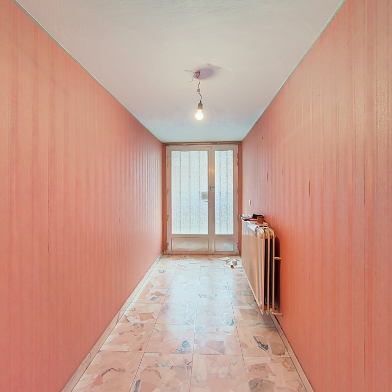 MAISON SPACIEUSE À RÉNOVER AVEC 4 GARAGES ET REVENUS LOCATIFS – FORT POTENTIEL À ANS