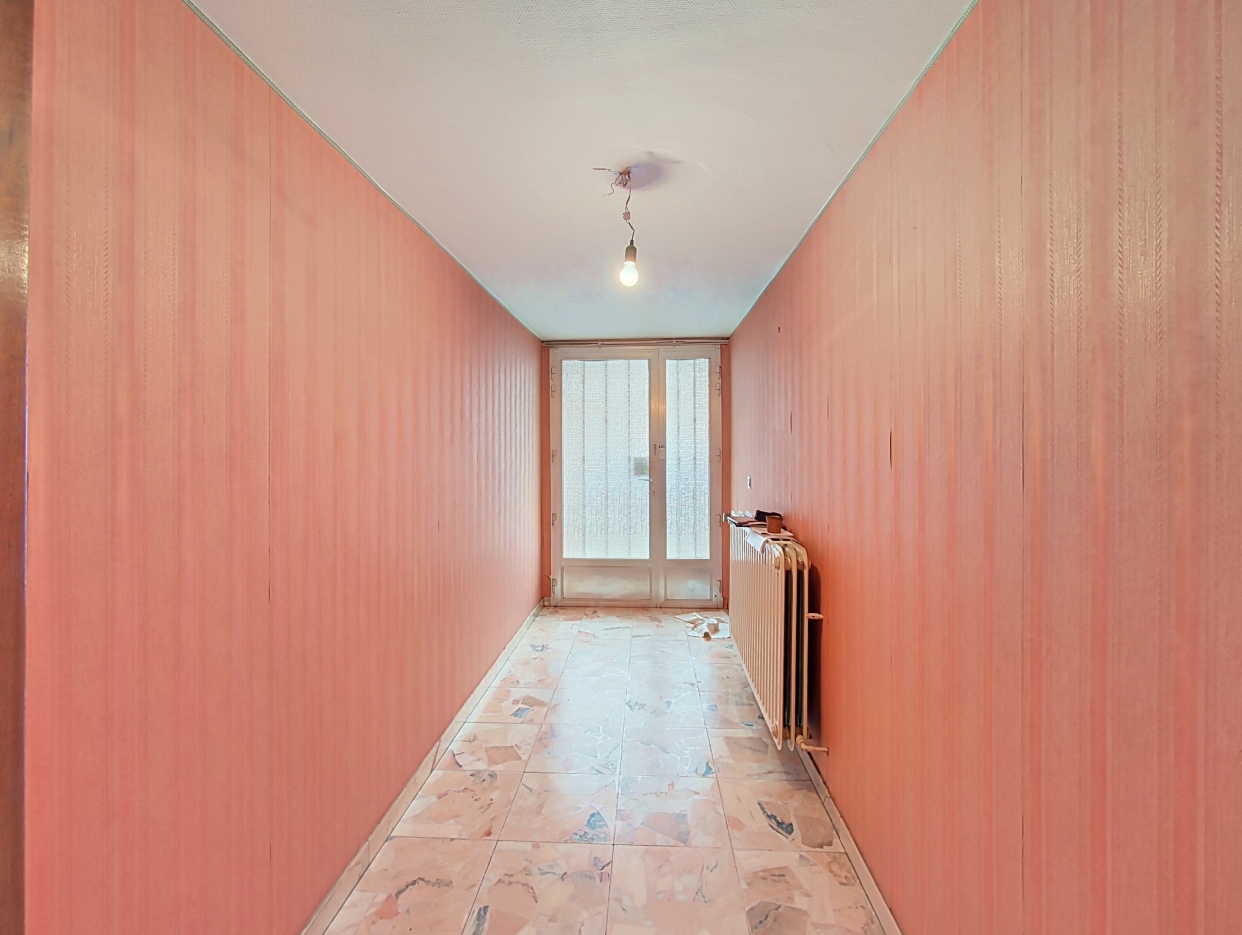 MAISON SPACIEUSE À RÉNOVER AVEC 4 GARAGES ET REVENUS LOCATIFS – FORT POTENTIEL À ANS